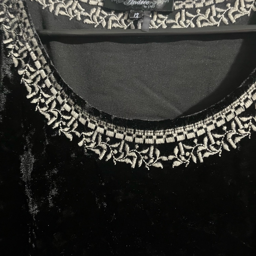 ANDRE BY UNIT Black Velvet Blouse with Silver Details - Picture 2 of 5
